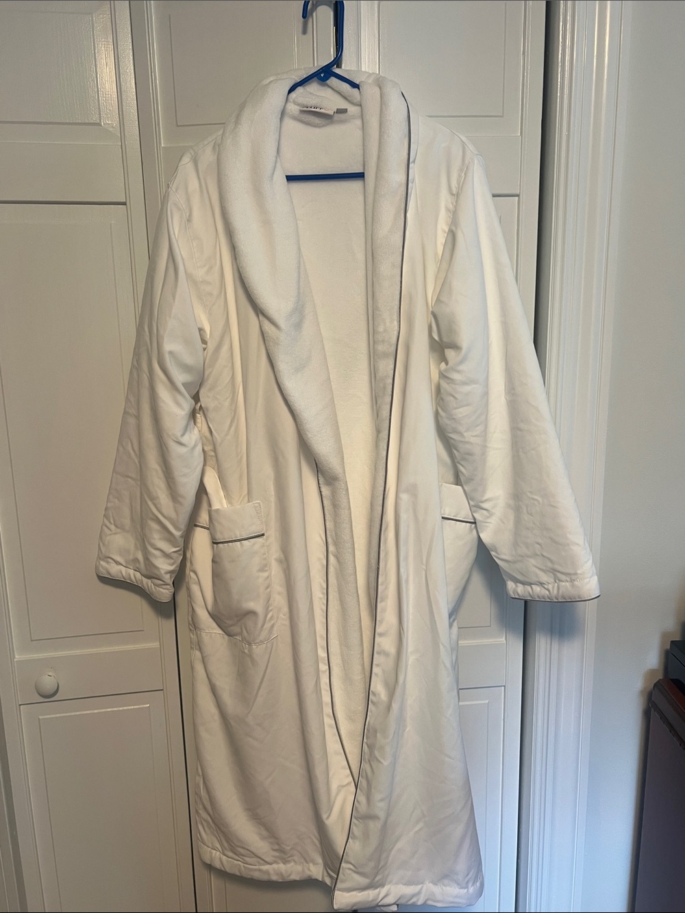 Women's White Shawl-Collar Robe by